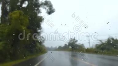 4K前车视野在乡间不平坦的道路上行驶，雨<strong>滴摇晃</strong>